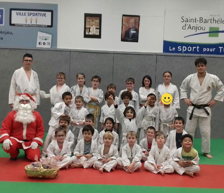 le père noel rend visite aux baby judo du judo club saint barthélemy d'anjou